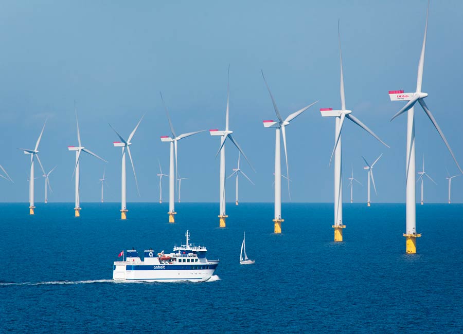 Aerogeneradores o molinos de viento marinos para generar electricidad