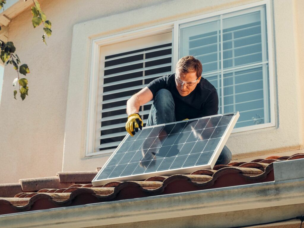Davofrío - Instaladores de energías renovables en Alicante - impacto del cambio climático - Operario instalando placa solar de Energías Renovables