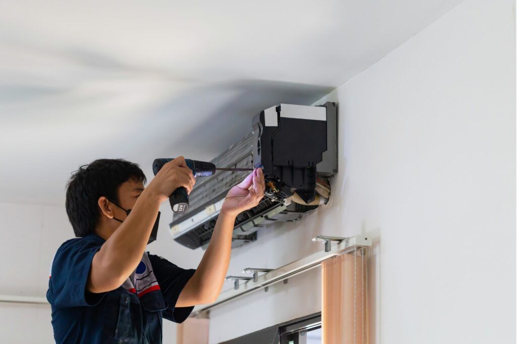 Técnico instalando un aire acondicionado split en una vivienda de Jávea