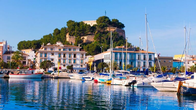 Técnico de Davofrío reparando un aire acondicionado en la zona de Jávea y Dénia